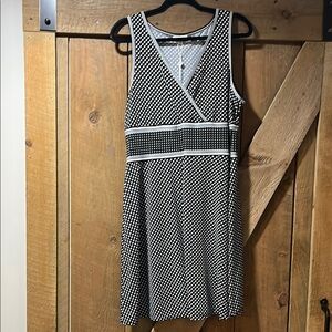 Max Studio Black and White V-Neck Sleeveless Midi Dress